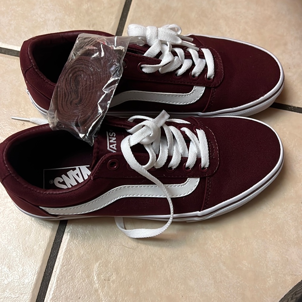 New women size 7.5 burgundy Vans